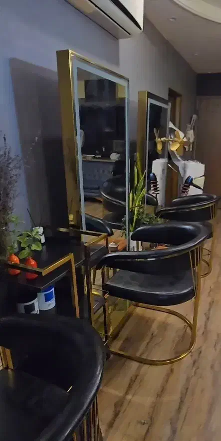 آینه سالنی سه عددو صندلی سه عدد و یک سرشور ،سالم|آرایشگاه و سالنهای زیبایی|مشهد, رضاشهر|دیوار