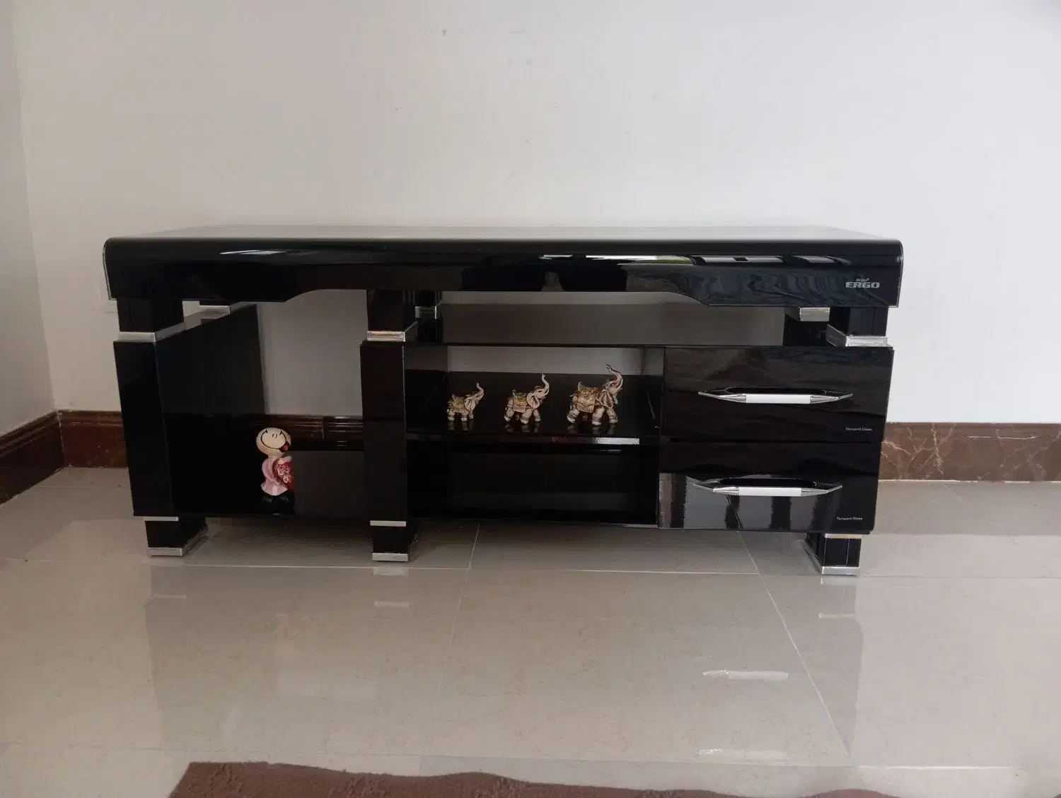 میز تلویزیون شیشه ای تمیز|میز تلویزیون|بومهن, |دیوار