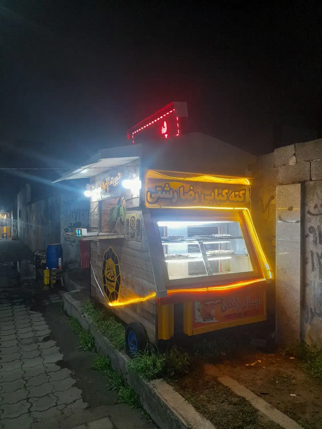 دکه چوبی|اجارهٔ مغازه و غرفه|رشت, امین الضرب|دیوار