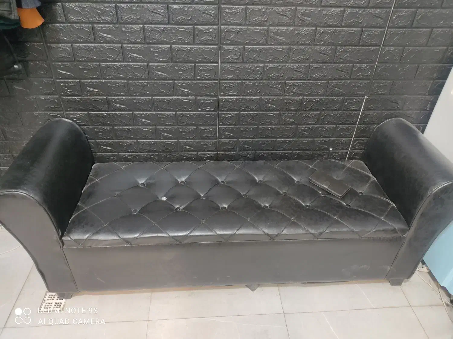 صندلی انتظار و سر شور خوابیده|آرایشگاه و سالن‌های زیبایی|بردسیر, |دیوار