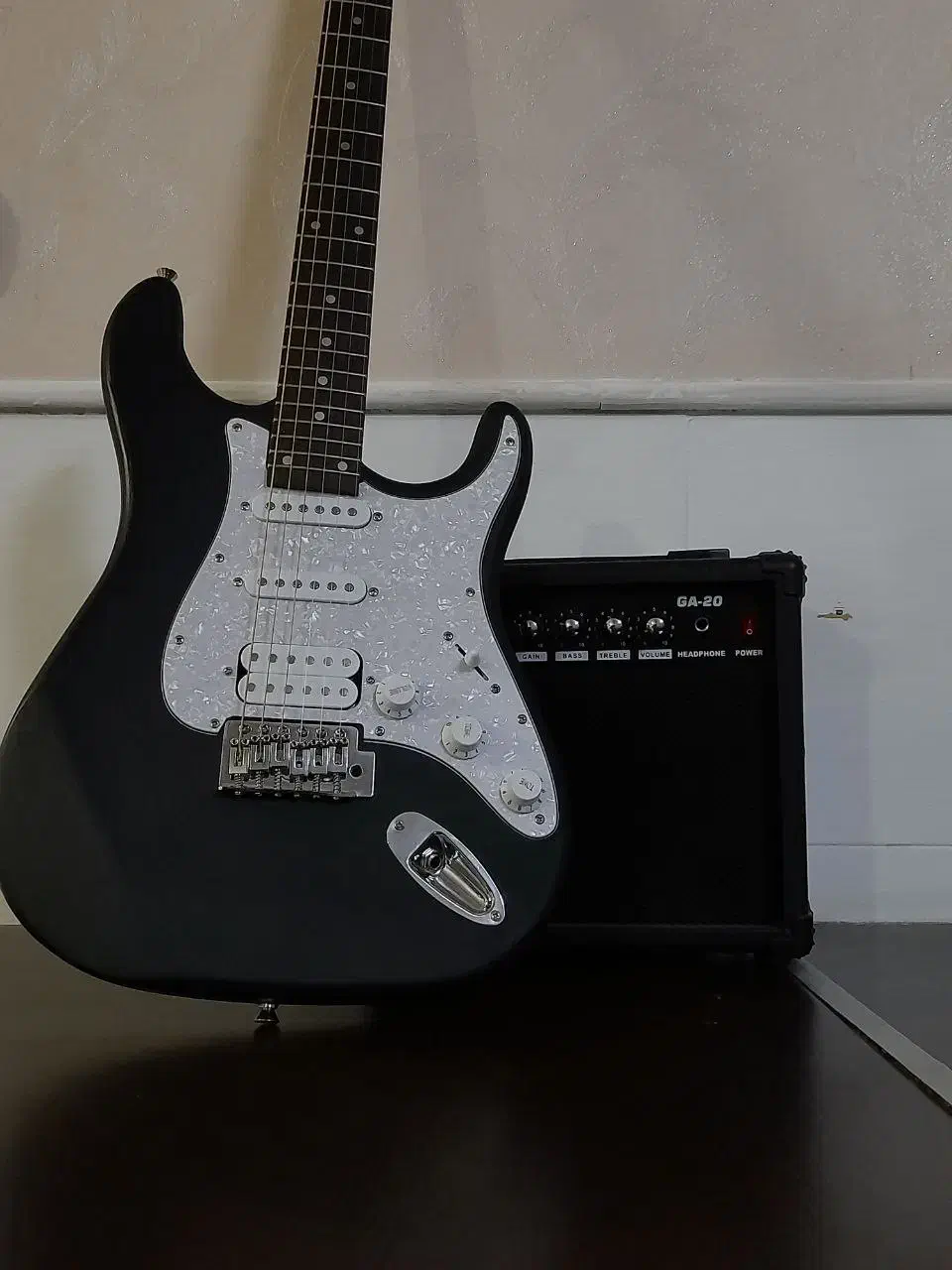 گیتار الکترونیکی به همراه آمپیلی فایر کاملا نو|گیتار، بیس، امپلیفایر|قم, یزدانشهر|دیوار