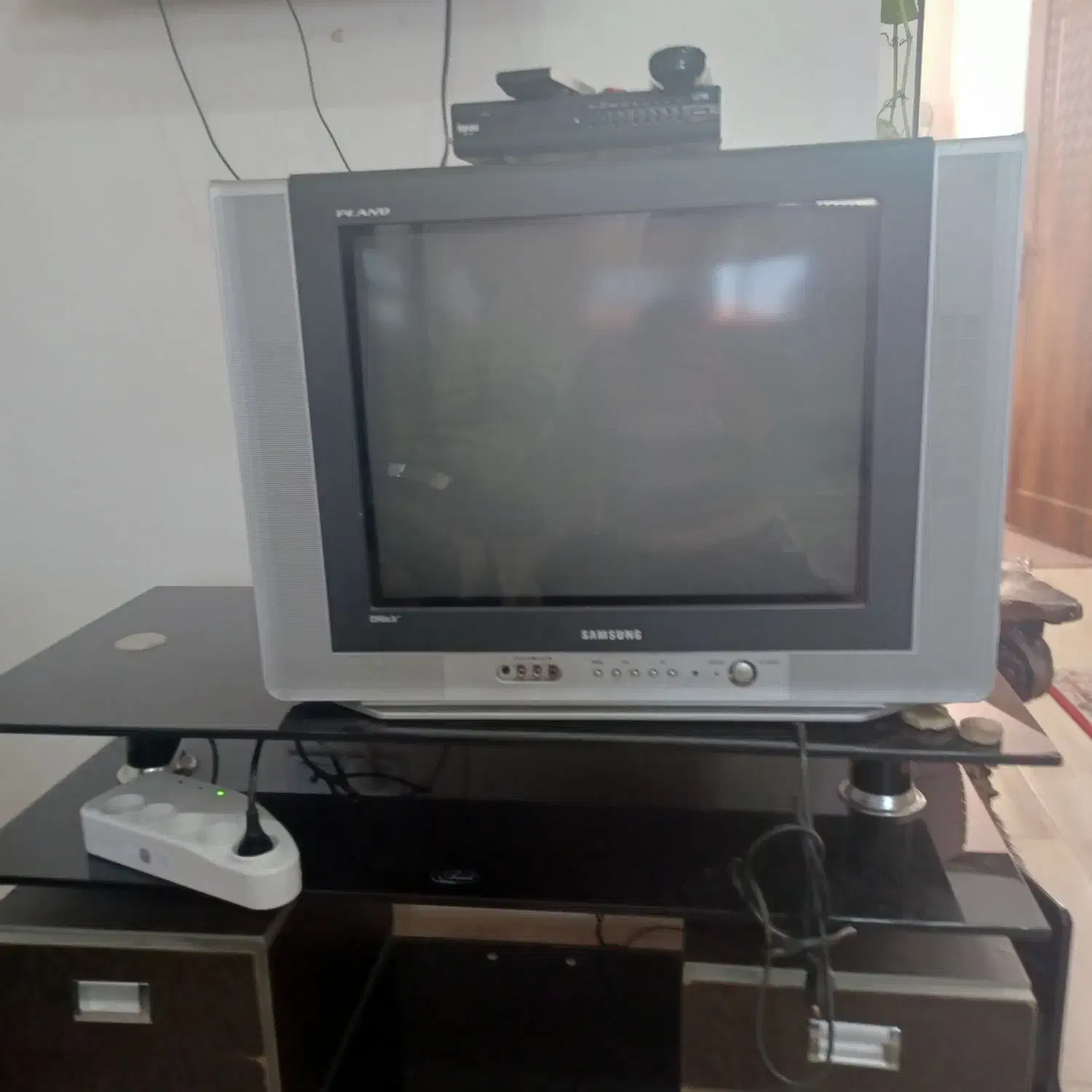 تلوزیون ۲۱اینچ ودستگاه دیجیتال|تلویزیون و پروژکتور|بندر انزلی, لیچارگی حسن رود|دیوار