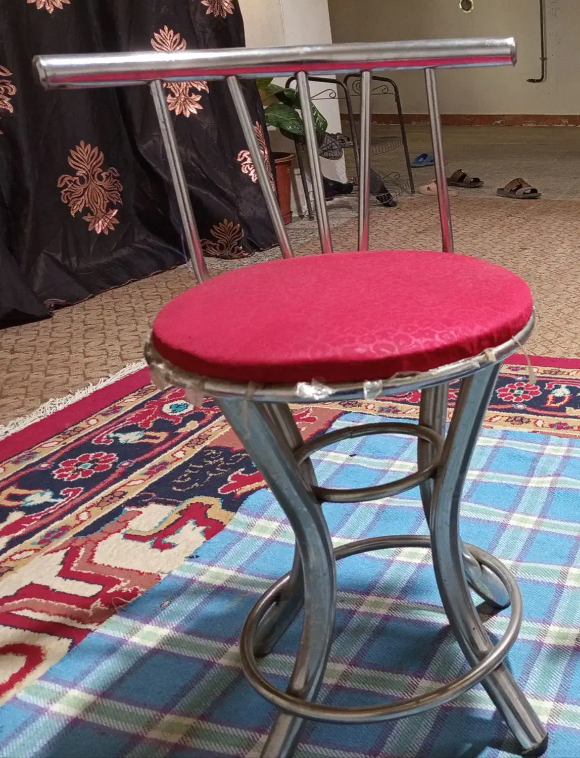 یک عدد صندلی اپن مدل فرنگی یکی اخریش هست|آرایشگاه و سالن‌های زیبایی|یاسوج, |دیوار