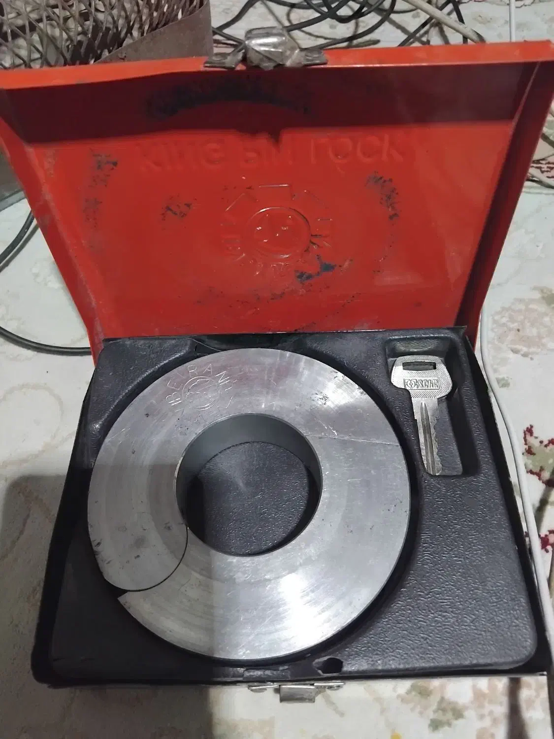 قفل ریش تریلی|ابزارآلات|رباط‌کریم, رباط‌کریم|دیوار