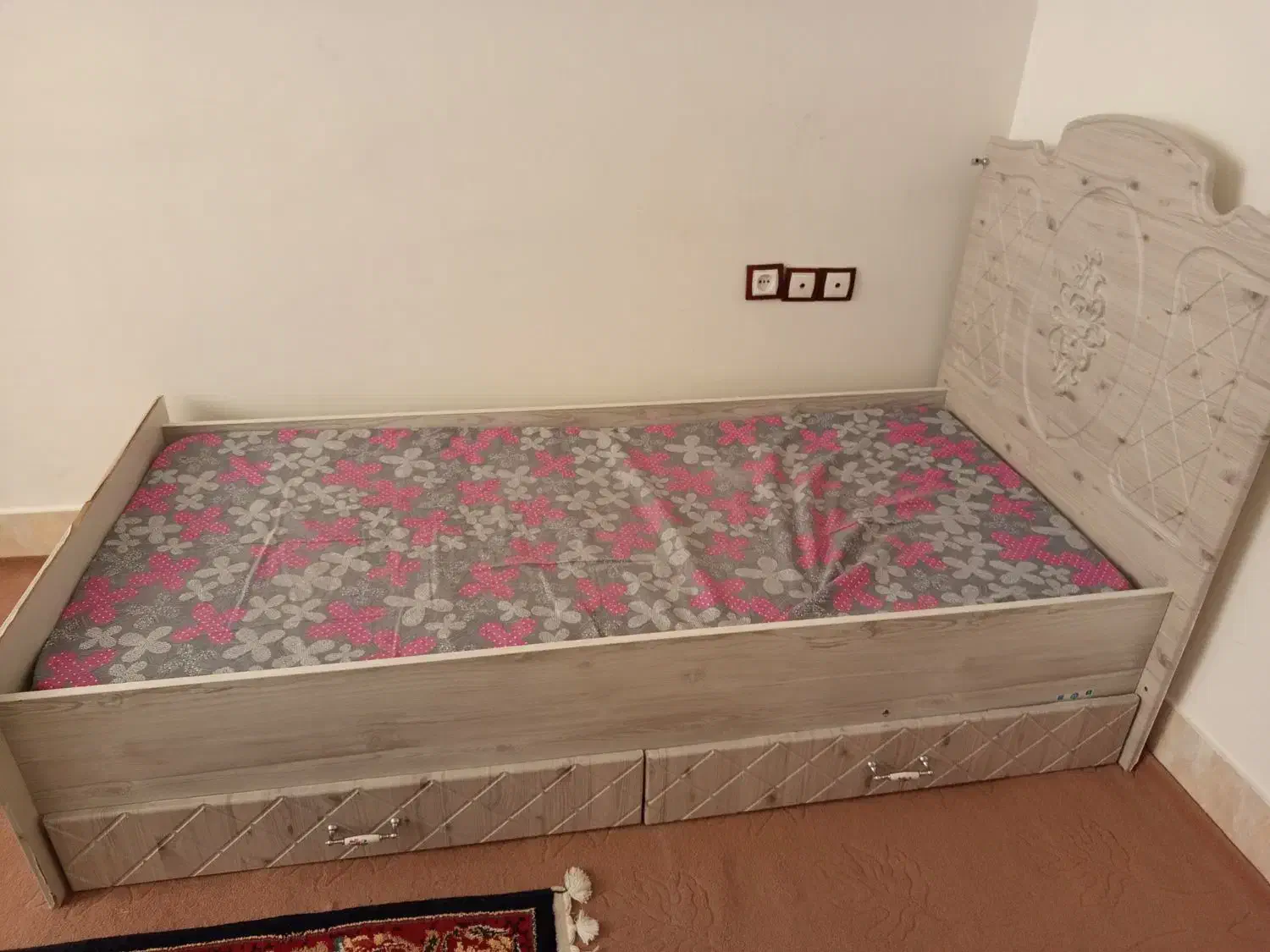 تخت خواب تک نفره سالم وتمیز|تخت و صندلی بچه|اقبالیه, |دیوار