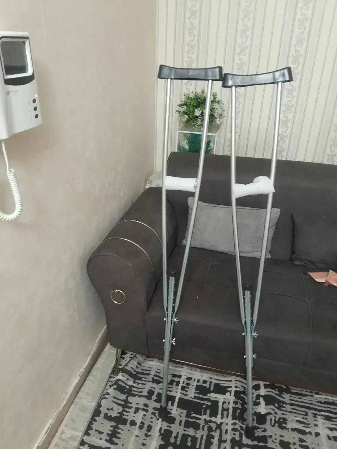 یه جفت عصا|پزشکی|تهران, تسلیحات|دیوار