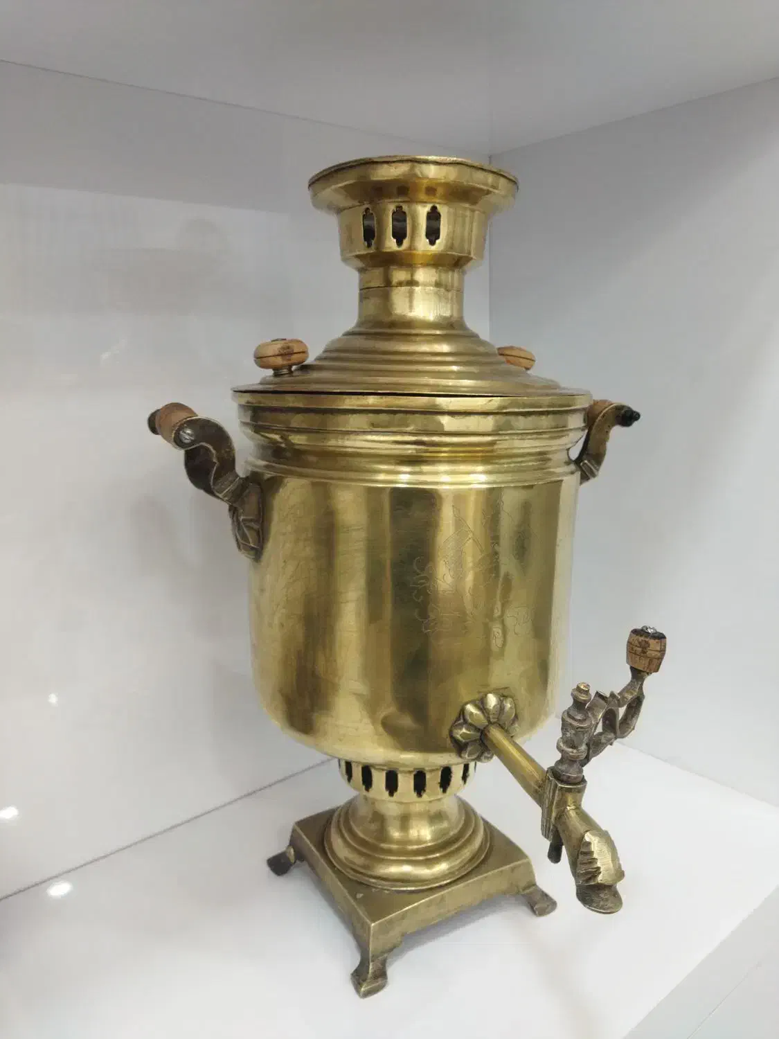 سماور ذغالی قدیمی|کلکسیون اشیاء عتیقه|طبس, |دیوار