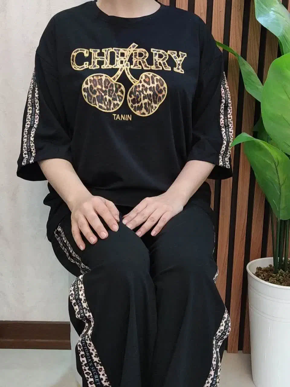 لباس زنانه|لباس|رباط‌کریم, رباط‌کریم|دیوار