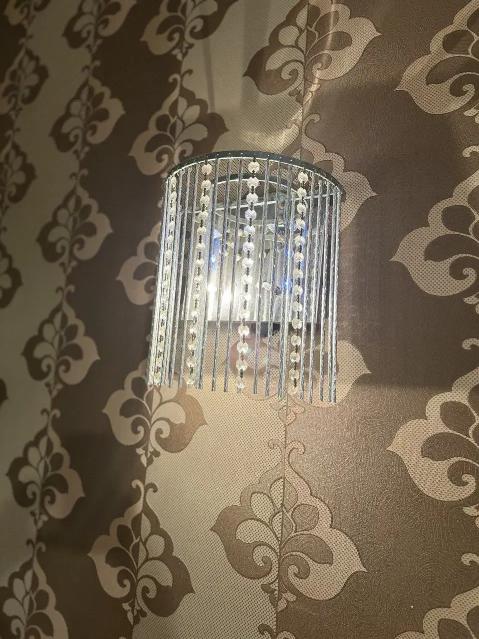 لوستر بدنه برنز شش شاخه و یک جفت لوستر سقفی|لوستر و چراغ آویز|اهواز, شهرک نفت|دیوار