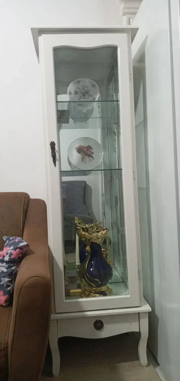 ویترین کاملا سالم بدون شکستگی وخط وخش|بوفه، ویترین، کنسول|رشت, حمیدیان|دیوار