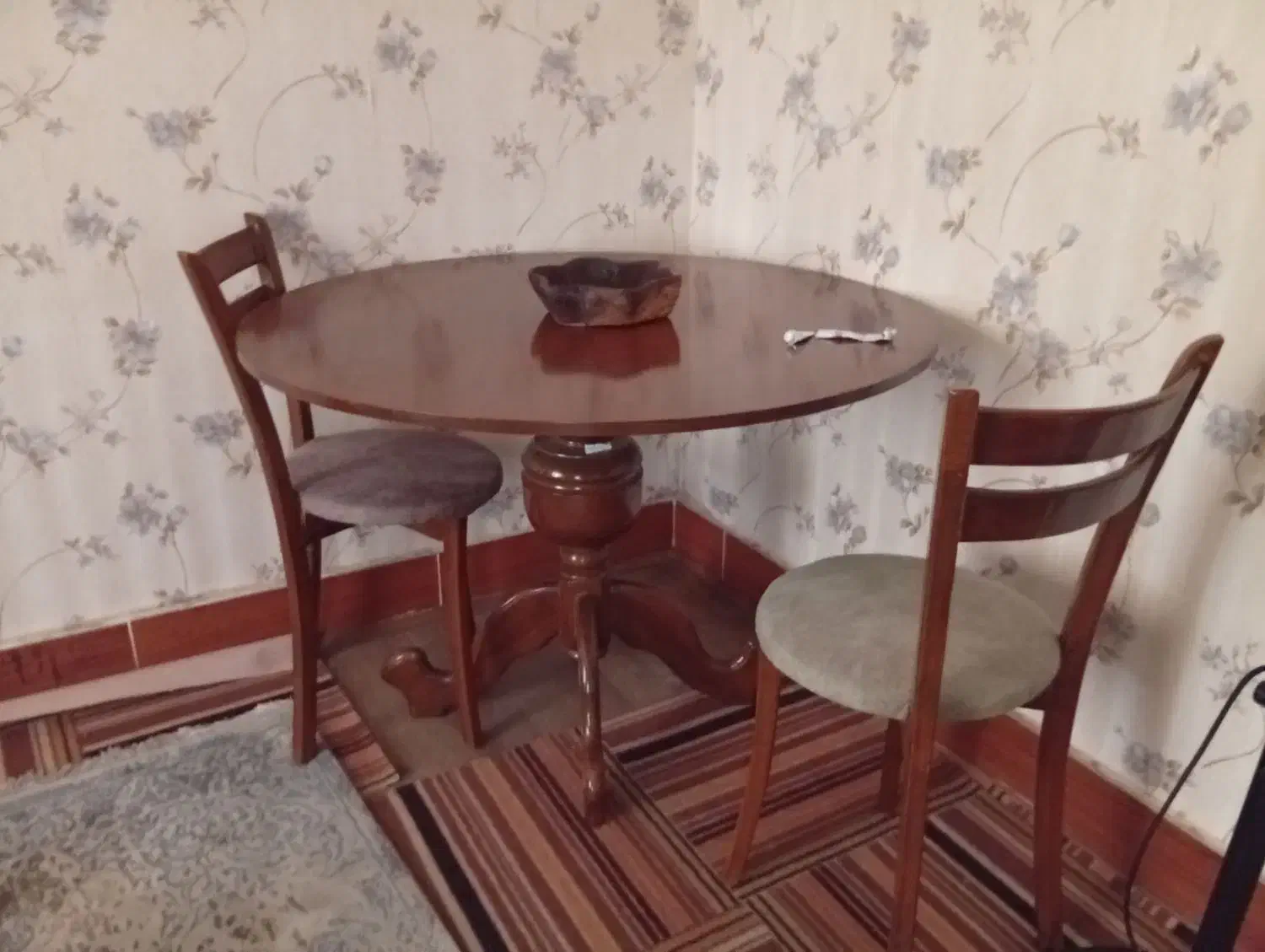 یک عدد میز ناهار خوری|میز و صندلی غذاخوری|آزادشهر, |دیوار