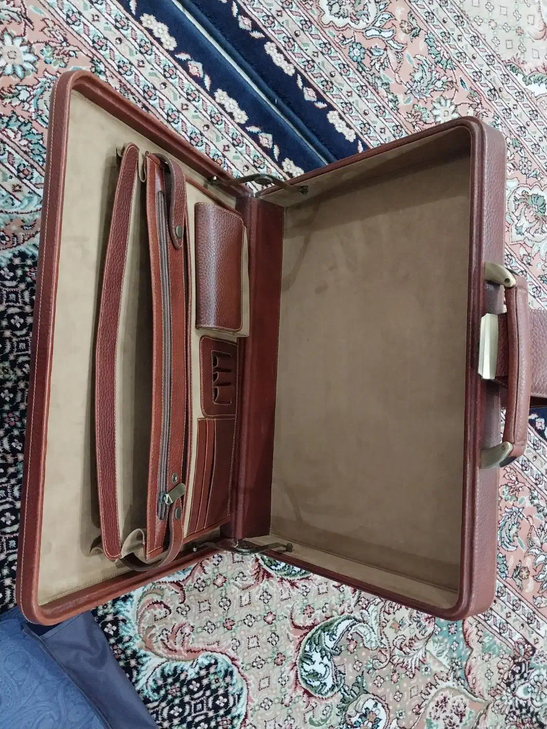 کیف اداری چرمی|کیف، کفش، کمربند|ری, شهید غیوری (ابن باویه)|دیوار