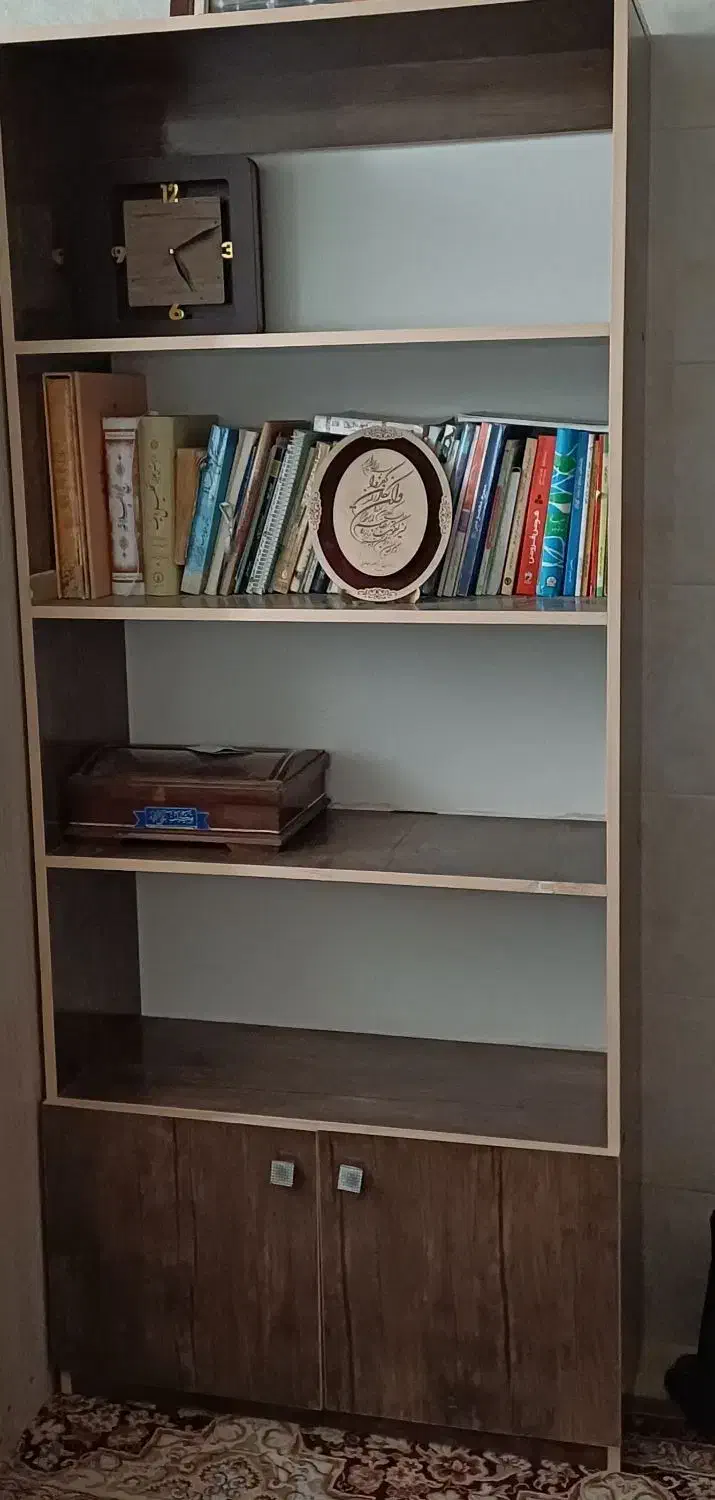 کتابخانه سالم ودارای۴ طبقه بزرگ بدون خط وخشی|کتابخانه، شلف، قفسه‌های دیواری|یزد, |دیوار