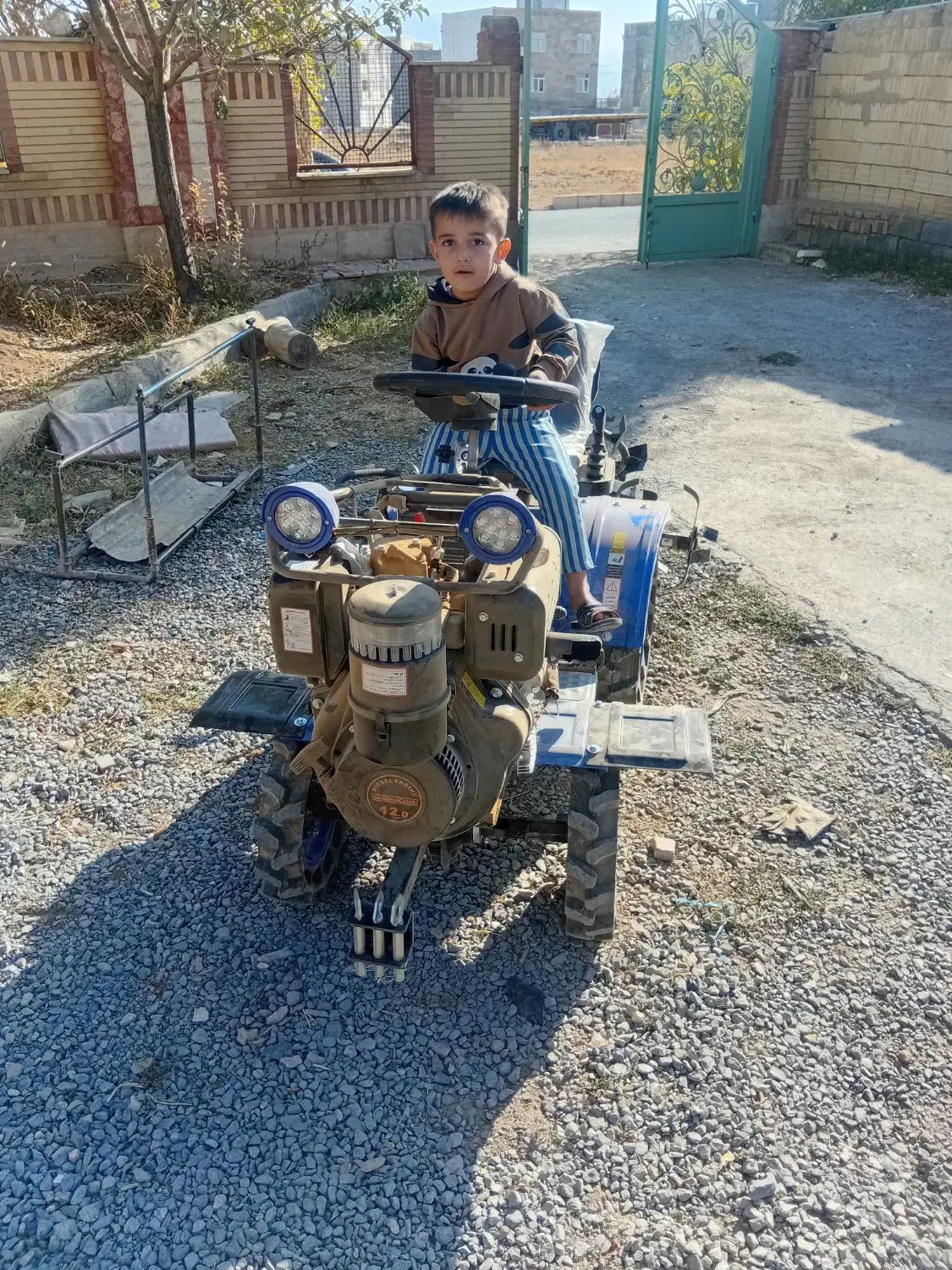 تیلر تراکتور|خدمات باغبانی و درختکاری|مهاجران, |دیوار