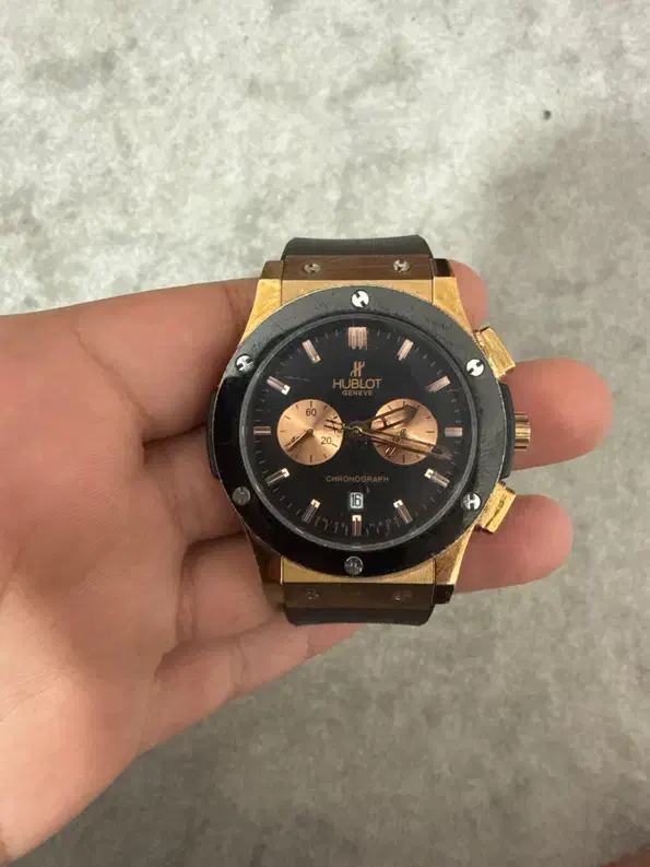 ساعت هابلوت|ساعت|شیراز, غدیر جنوبی|دیوار