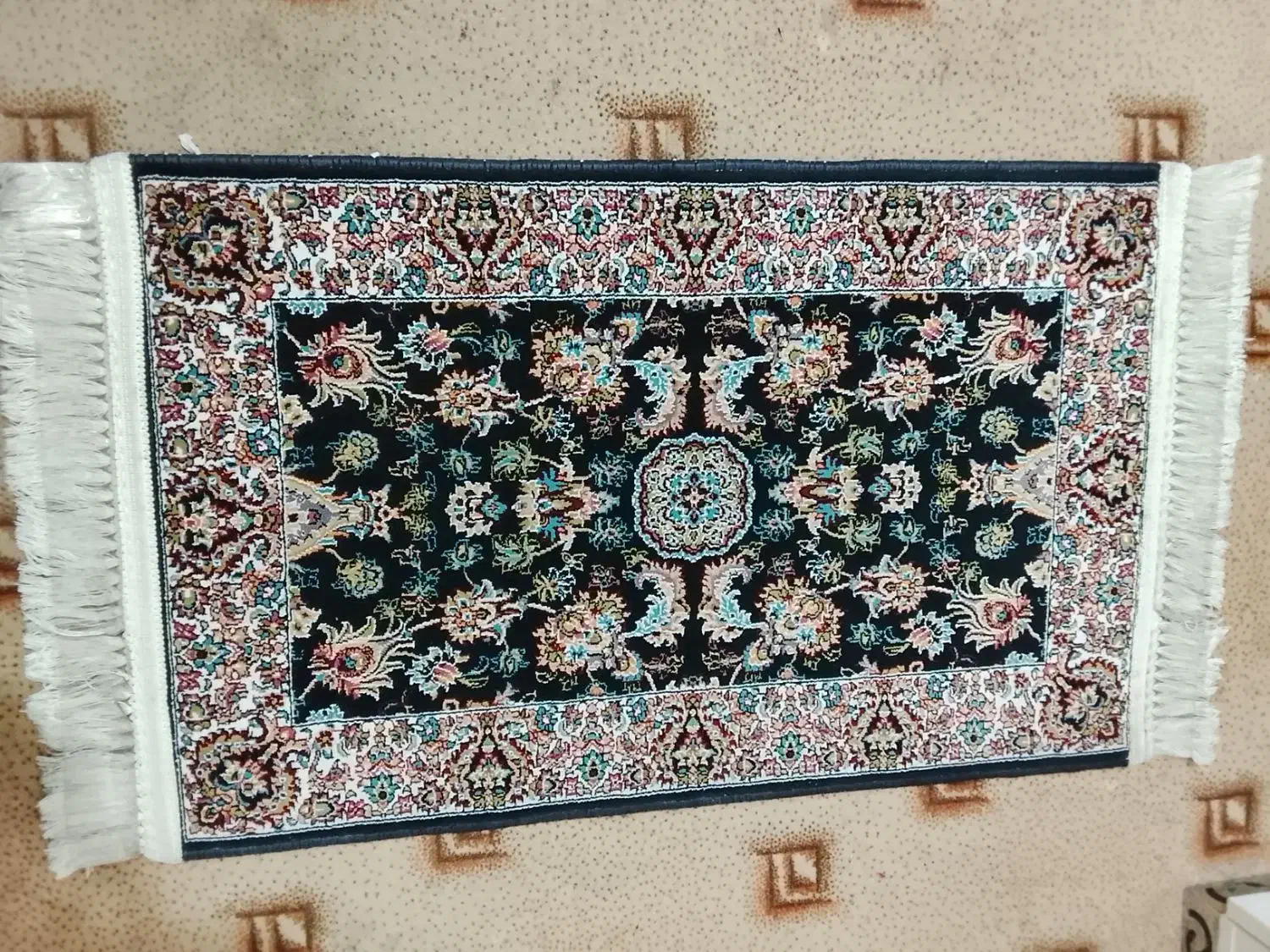 کنار فرشی سرمه ای|فرش|یاسوج, |دیوار