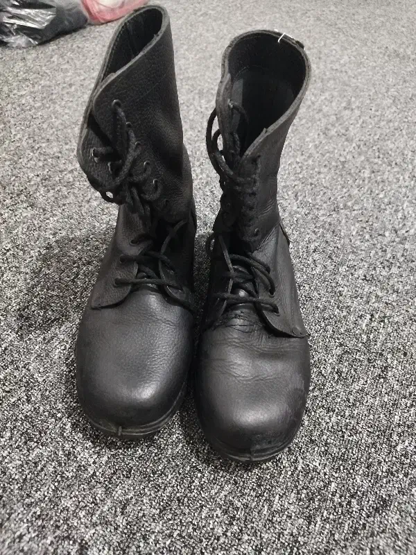 پوتین سربازی|کیف، کفش، کمربند|رباط‌کریم, رباط‌کریم|دیوار