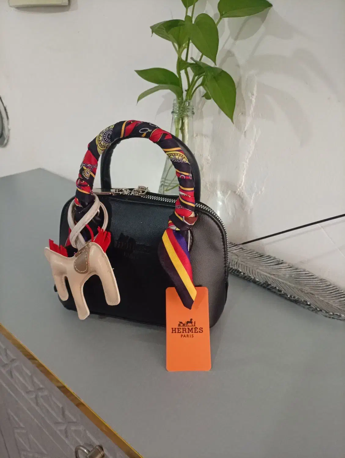 کیفه زنونه|کیف، کفش، کمربند|پیشوا, |دیوار