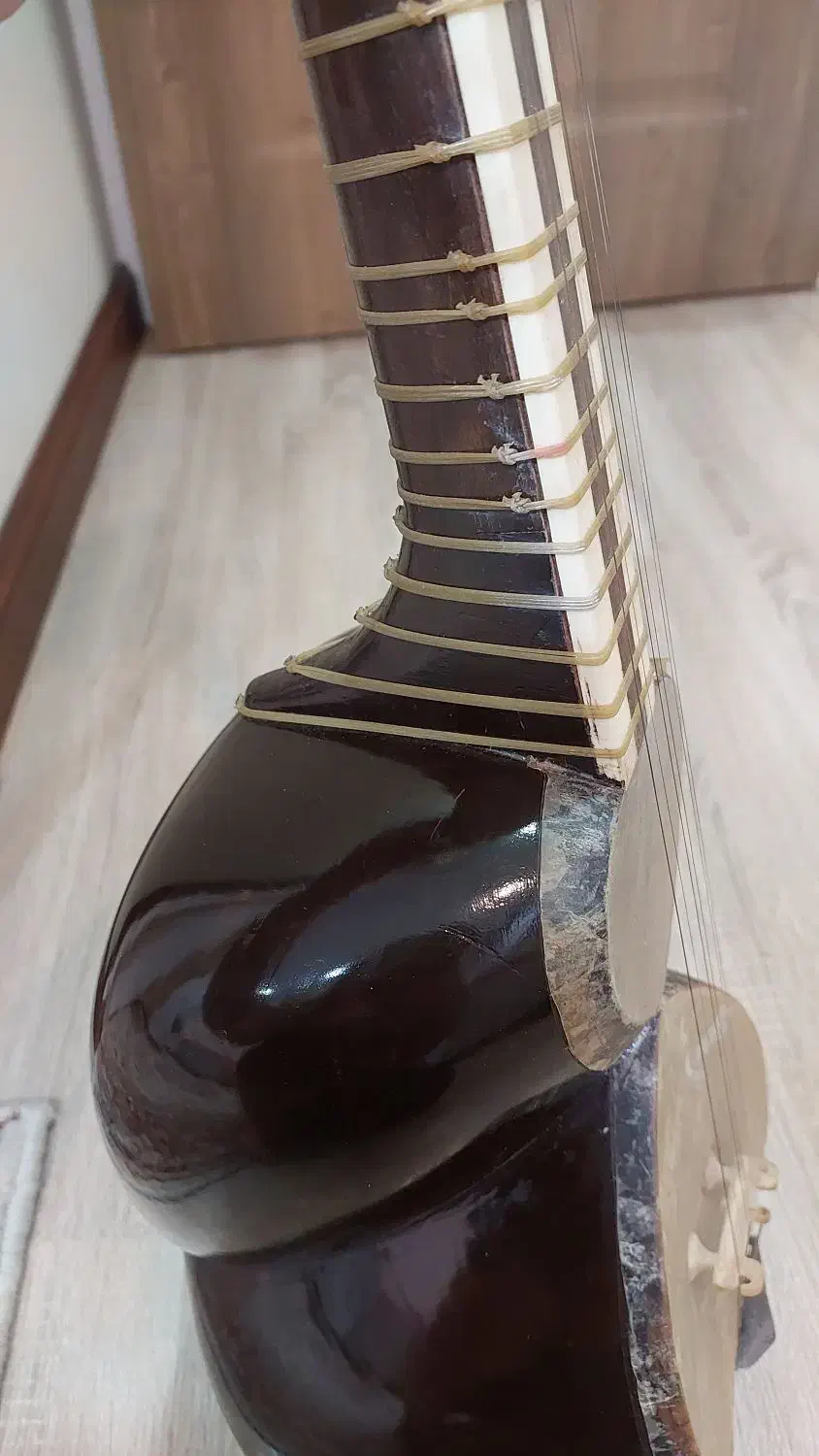 تار سالم|سازهای سنتی|تهران, دریان‌نو|دیوار