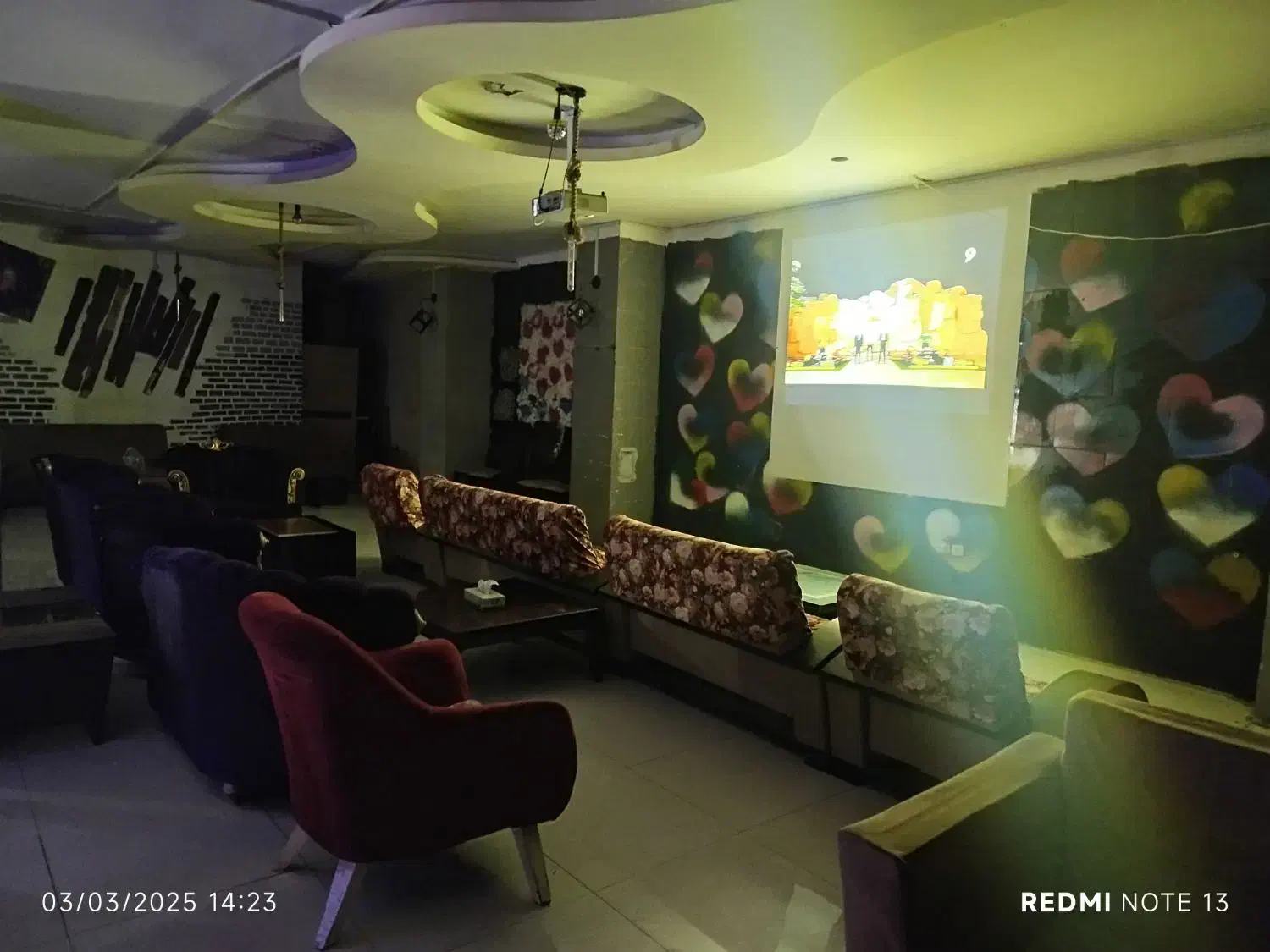 ویدیو پروژکتور ژاپنی هیتاچی با کابل وپایه|تلویزیون و پروژکتور|پرند, فاز ۶|دیوار