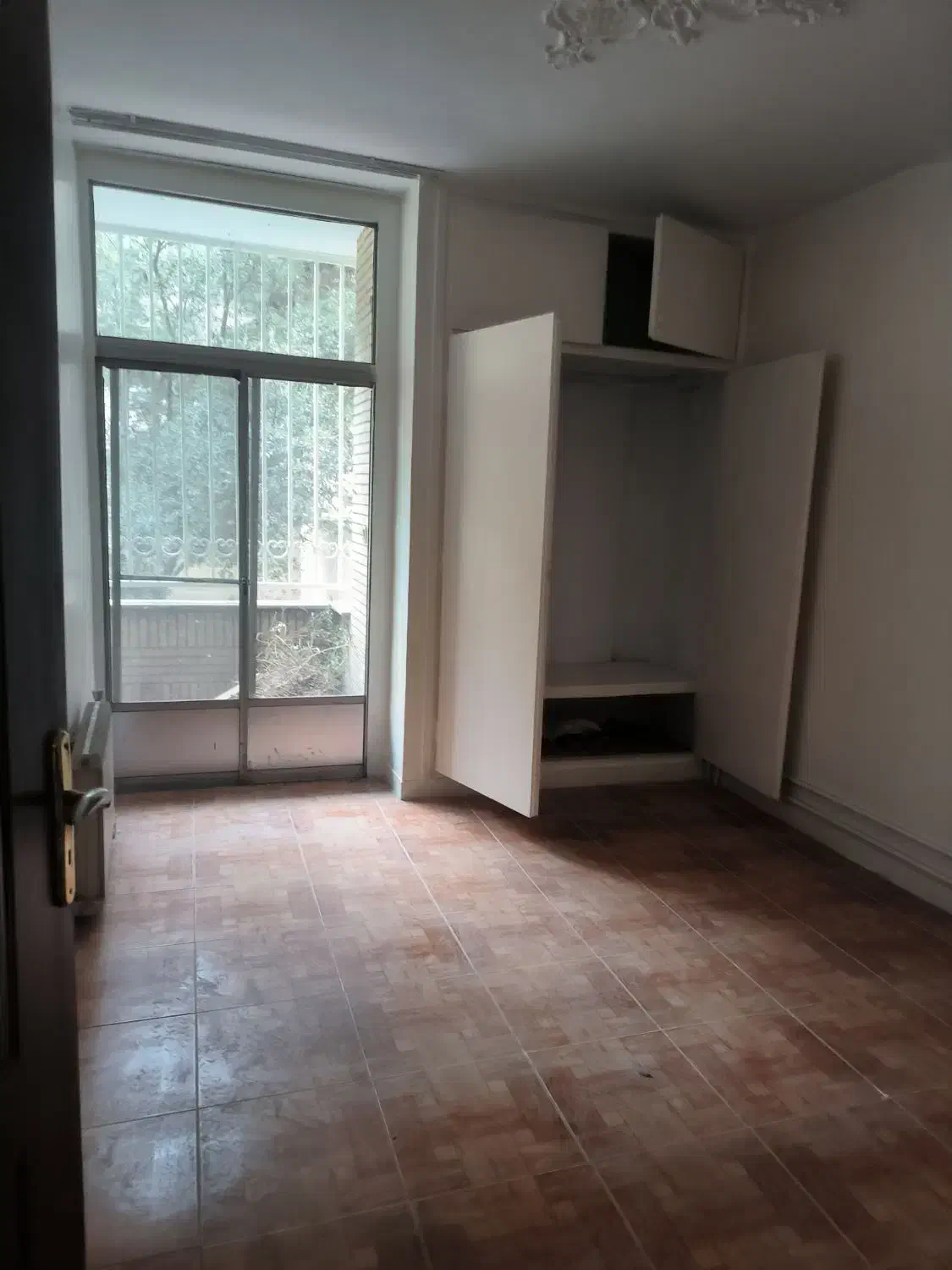 آپارتمان فلکه اول ۱۰۰ متر دو خواب طبقه اول