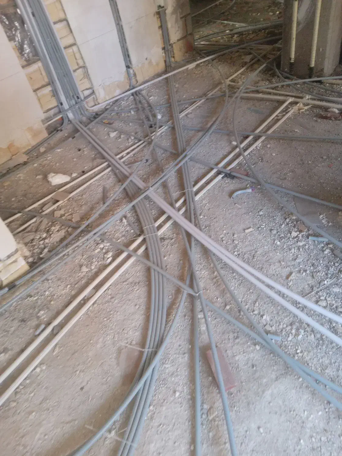 استخدام برقکار ماهر نیمه ماهر|استخدام معماری، عمران و ساختمانی|بروجرد, |دیوار