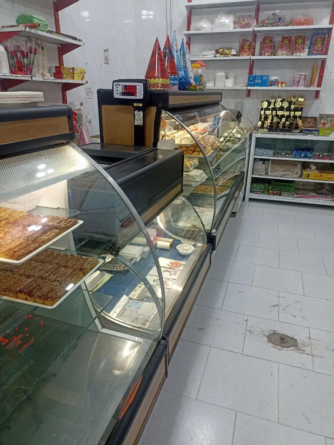 واگذاری شیرینی فروشی ، لوازم قنادی و دستگاه بستنی|اجارهٔ مغازه و غرفه|تربت‌حیدریه, بهشت عسکری|دیوار