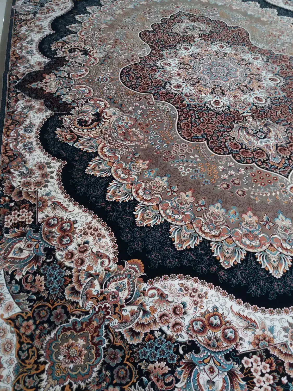 تعداد‌(۵تخته‌فرش‌۷۰۰شانه)تراکم‌۲۵۵۰|فرش|مهاباد (آذربایجان غربی), |دیوار