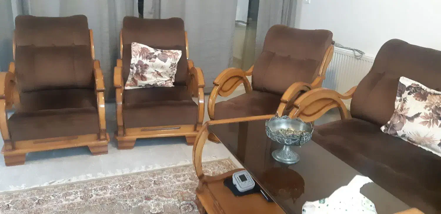 مبل ۸ نفره چوب گردو و دو میز|مبلمان خانگی و میز عسلی|اطاقور, |دیوار