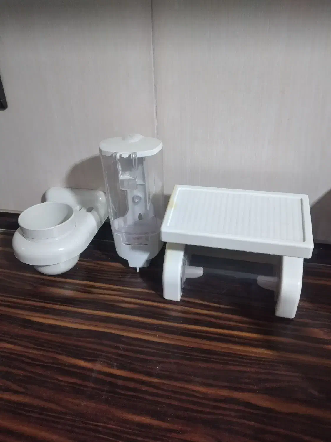 روشویی بزرگ و آینه و ست بهداشتی|لوازم سرویس بهداشتی|گلبهار, شهر جدید گلبهار|دیوار