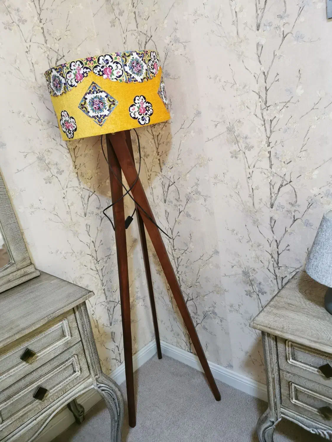 آباژور سه پایه چوبی در حد|چراغ خواب و آباژور|آبادان, |دیوار