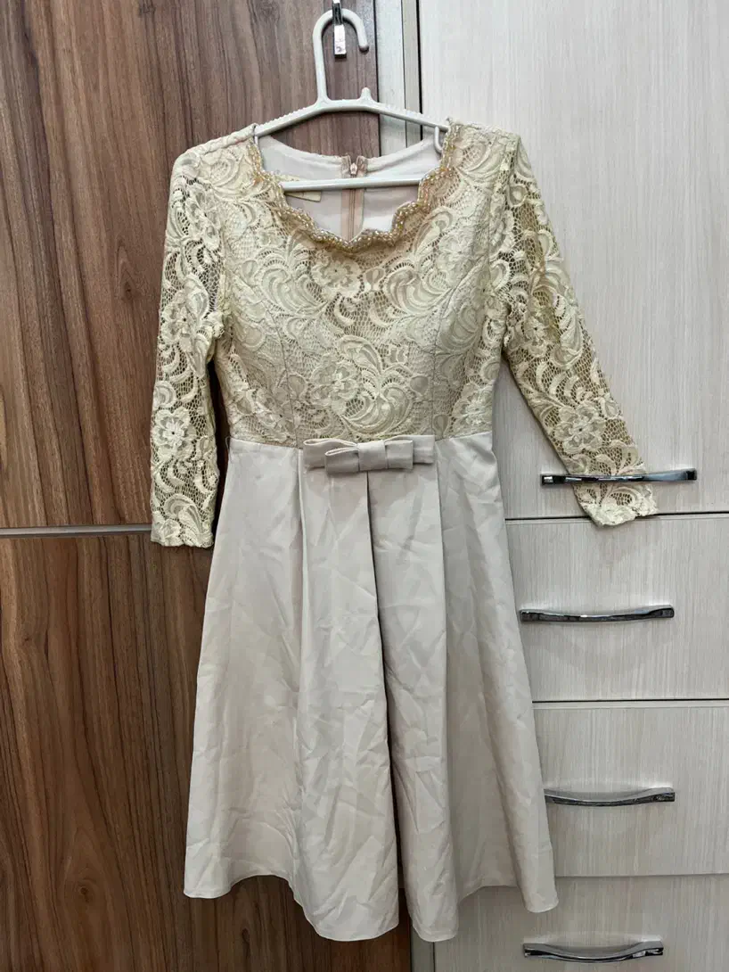 لباس مجلسی|لباس|فرخ‌شهر, |دیوار