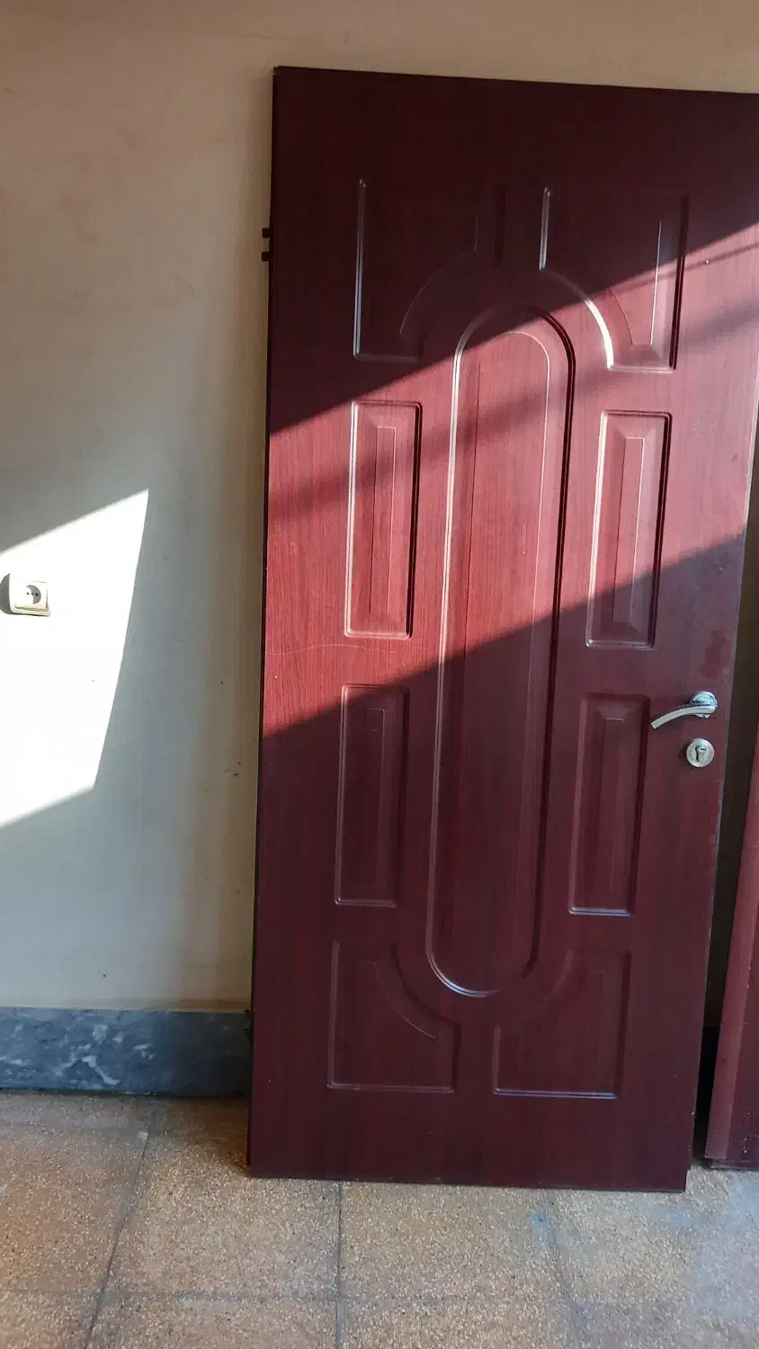 درب وردی کاملا سالم|مصالح و تجهیزات ساختمان|لاهیجان, بازکیاگوراب|دیوار