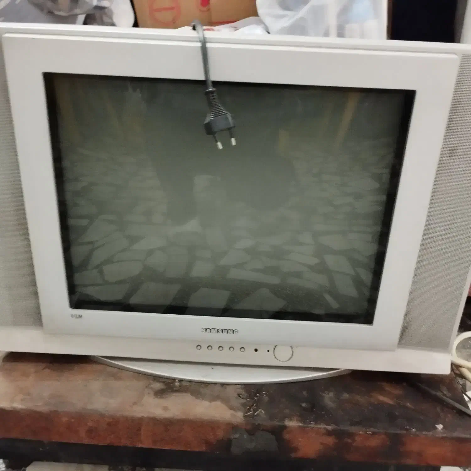 تلویزیون قدیمی صفحه ساف سالم داخل مغازه کار میکرده|تلویزیون و پروژکتور|قائمشهر, |دیوار