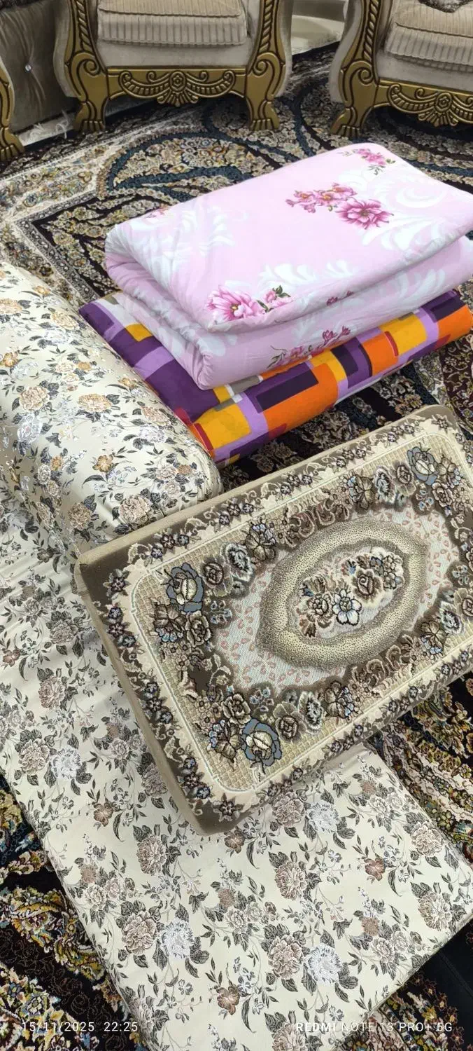 تعدادی تشک.بالش.کناره.پشتی|رختخواب، بالش، پتو|زاهدان, |دیوار