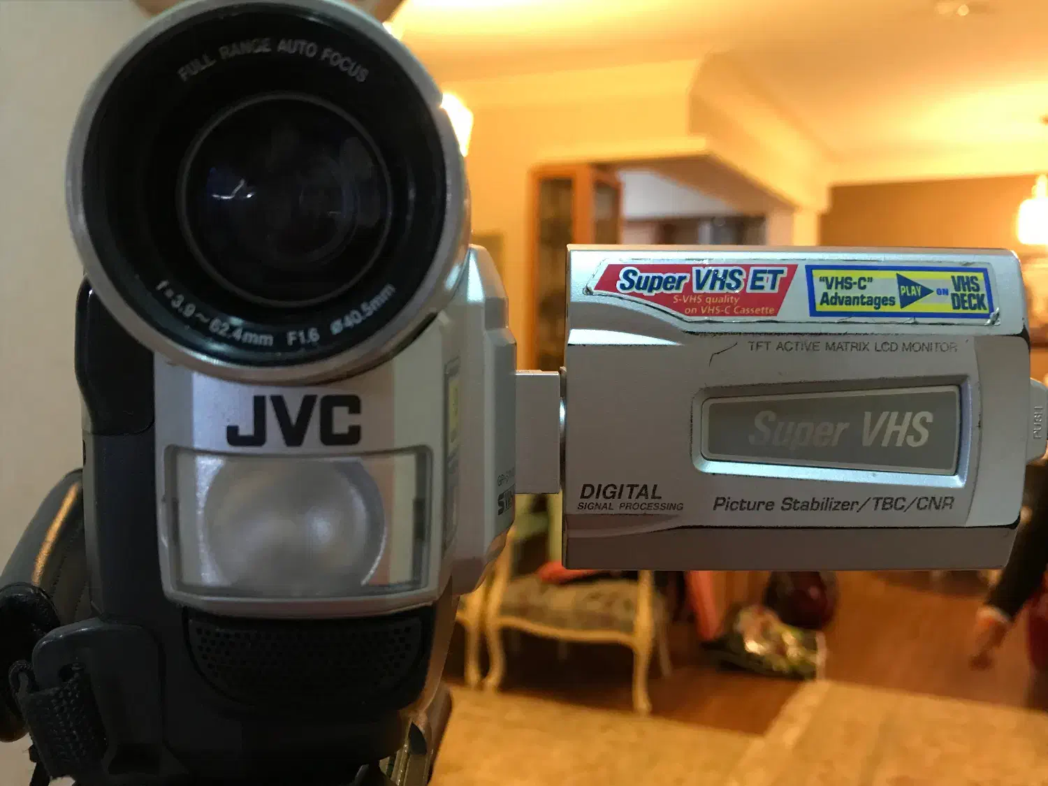 دوربین هندی کم اورجینال JVC با سه پایه متحرک|دوربین عکاسی و فیلمبرداری|تهران, سعادتآباد|دیوار