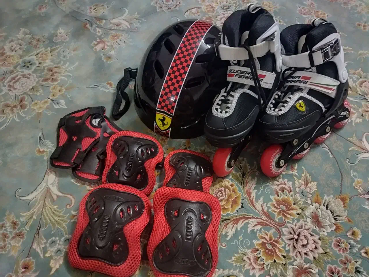 اسکیت کفشی مدل فراری با تمام لوازم محافظتی|دوچرخه، اسکیت، اسکوتر|نیشابور, شهرک رسولی|دیوار