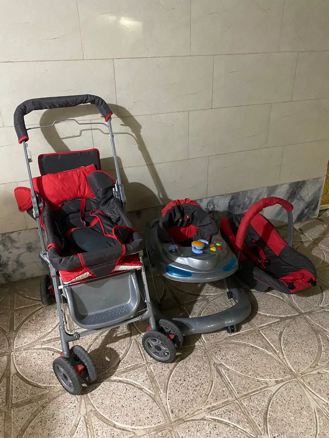 کالسکه لاله ‌و نی نی لالای|کالسکه و لوازم جانبی|گناباد, |دیوار