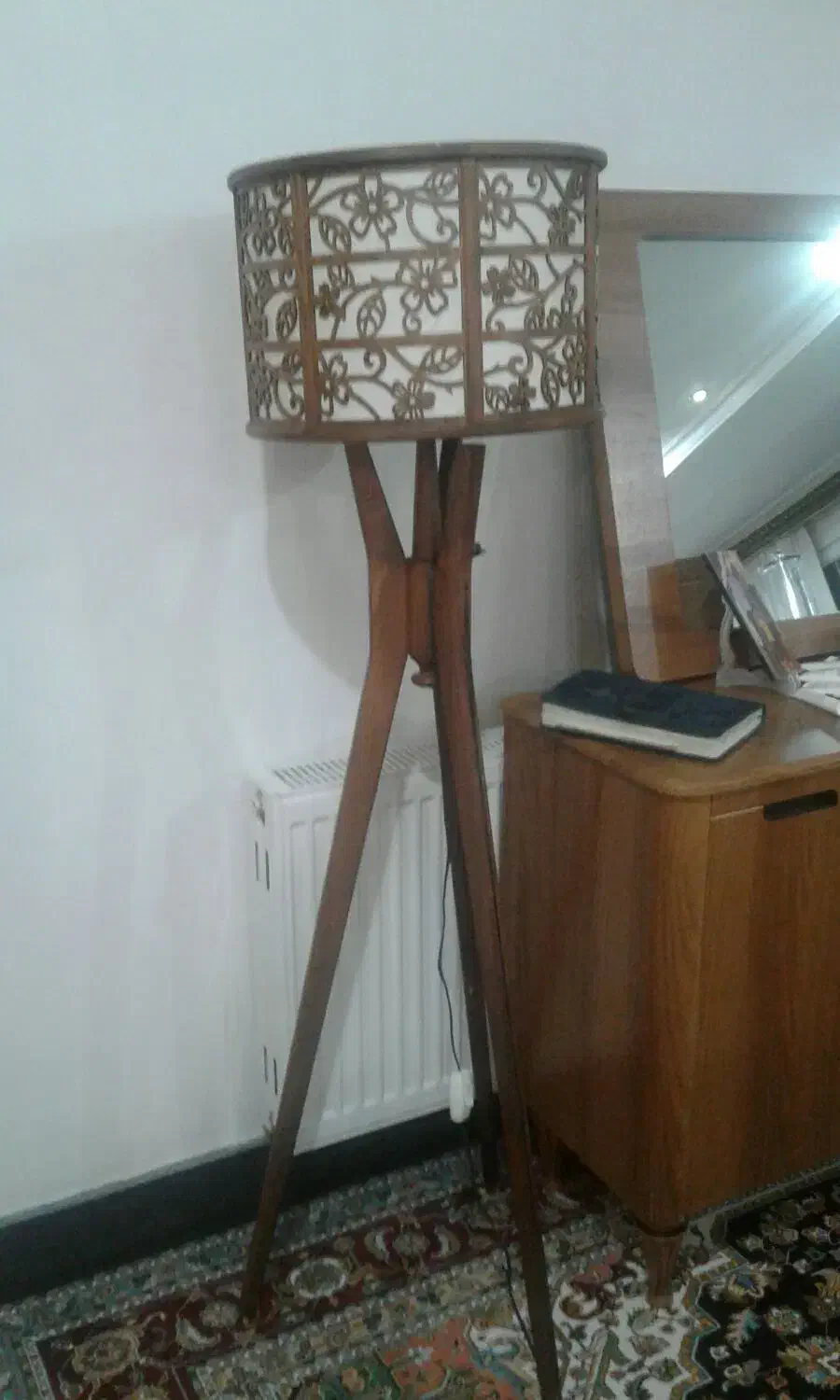 چراغ خواب ایستاده|چراغ خواب و آباژور|تالش, هشتپر|دیوار