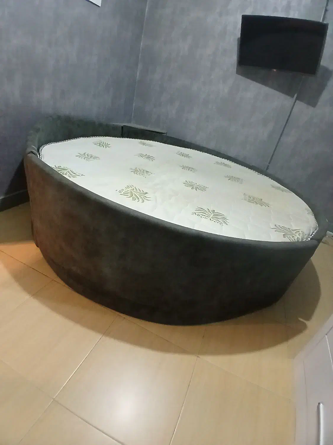 تخت گرد|تخت و سرویس خواب|رشت, علی آباد|دیوار