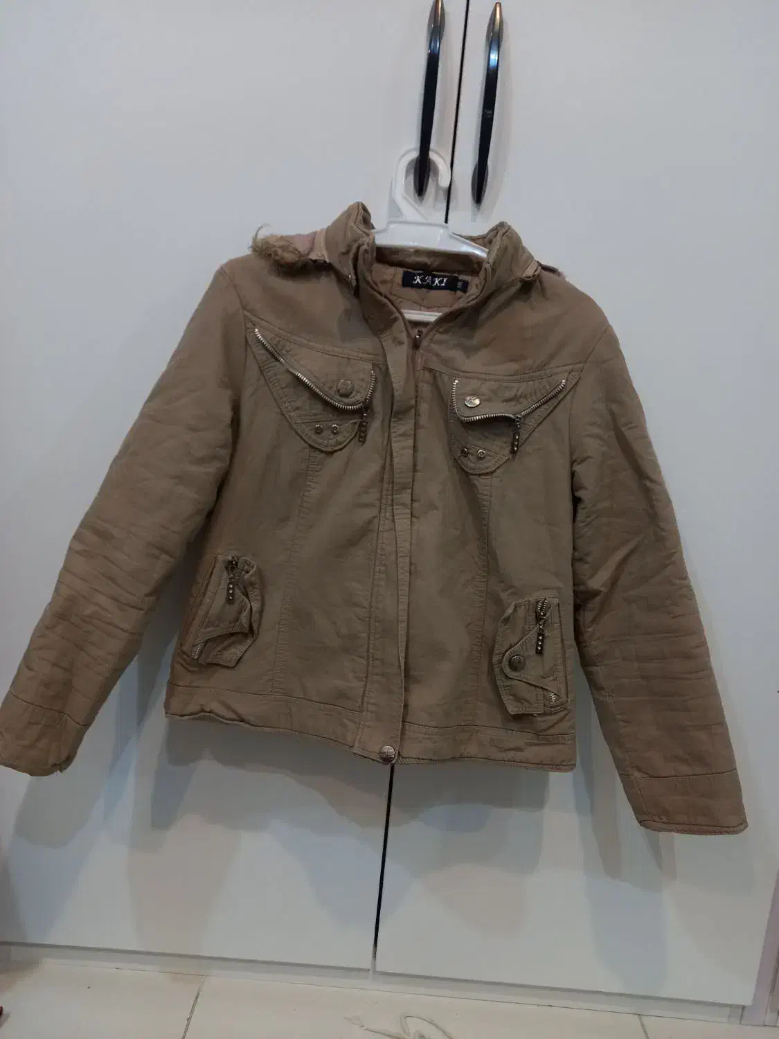 تعدادی لباس در حد نو|لباس|دورود, |دیوار