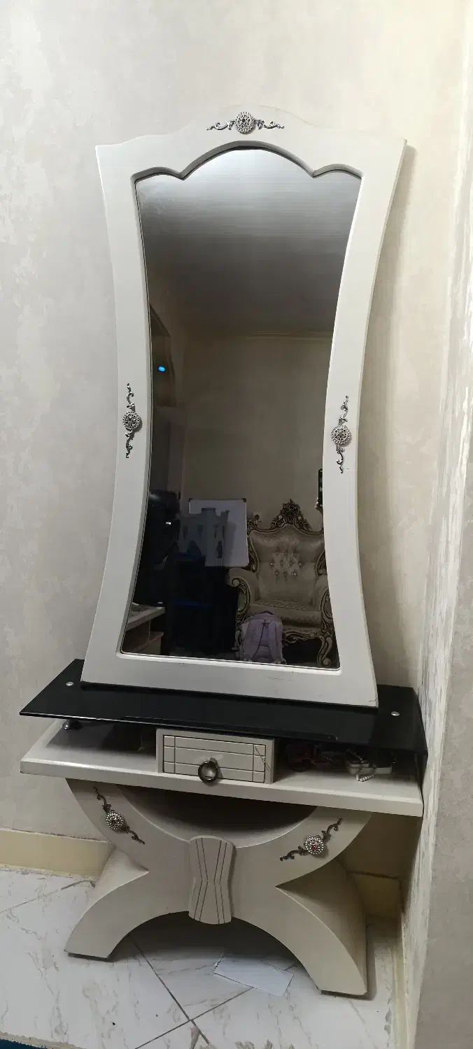 میز و آینه|بوفه، ویترین، کنسول|رباط‌کریم, رباط‌کریم|دیوار