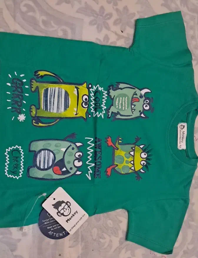 لباس بچگانه|کفش و لباس بچه|بومهن, |دیوار