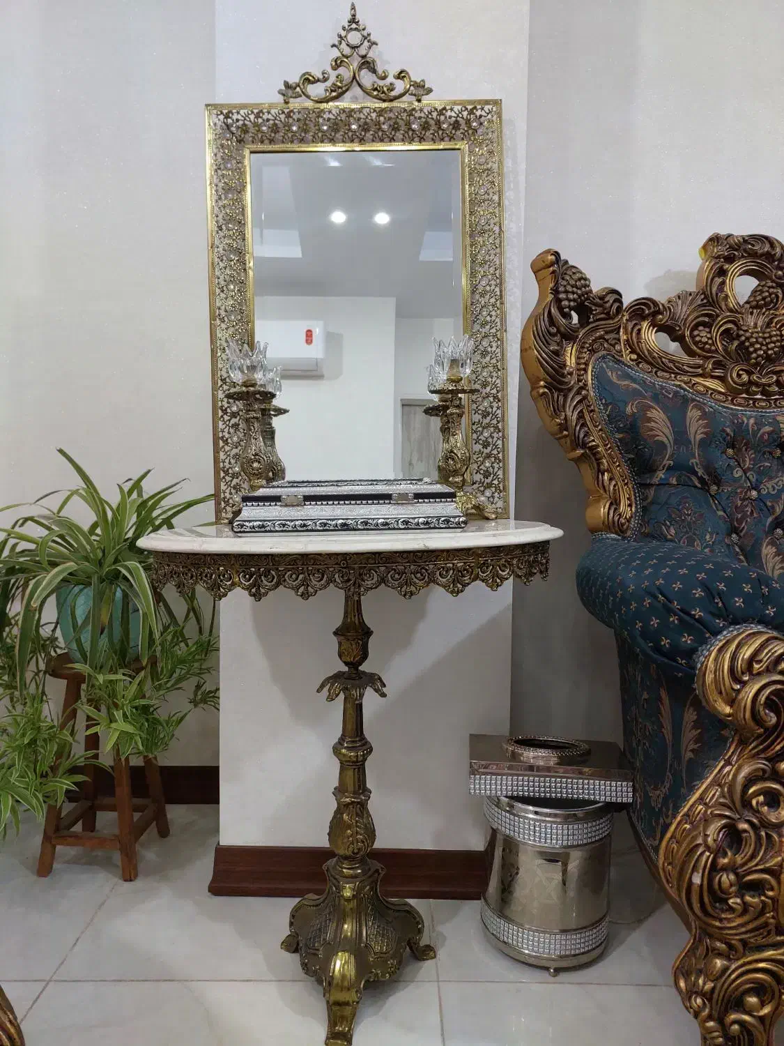 آیینه و شمعدان|آینه|شهریار, کهنز|دیوار