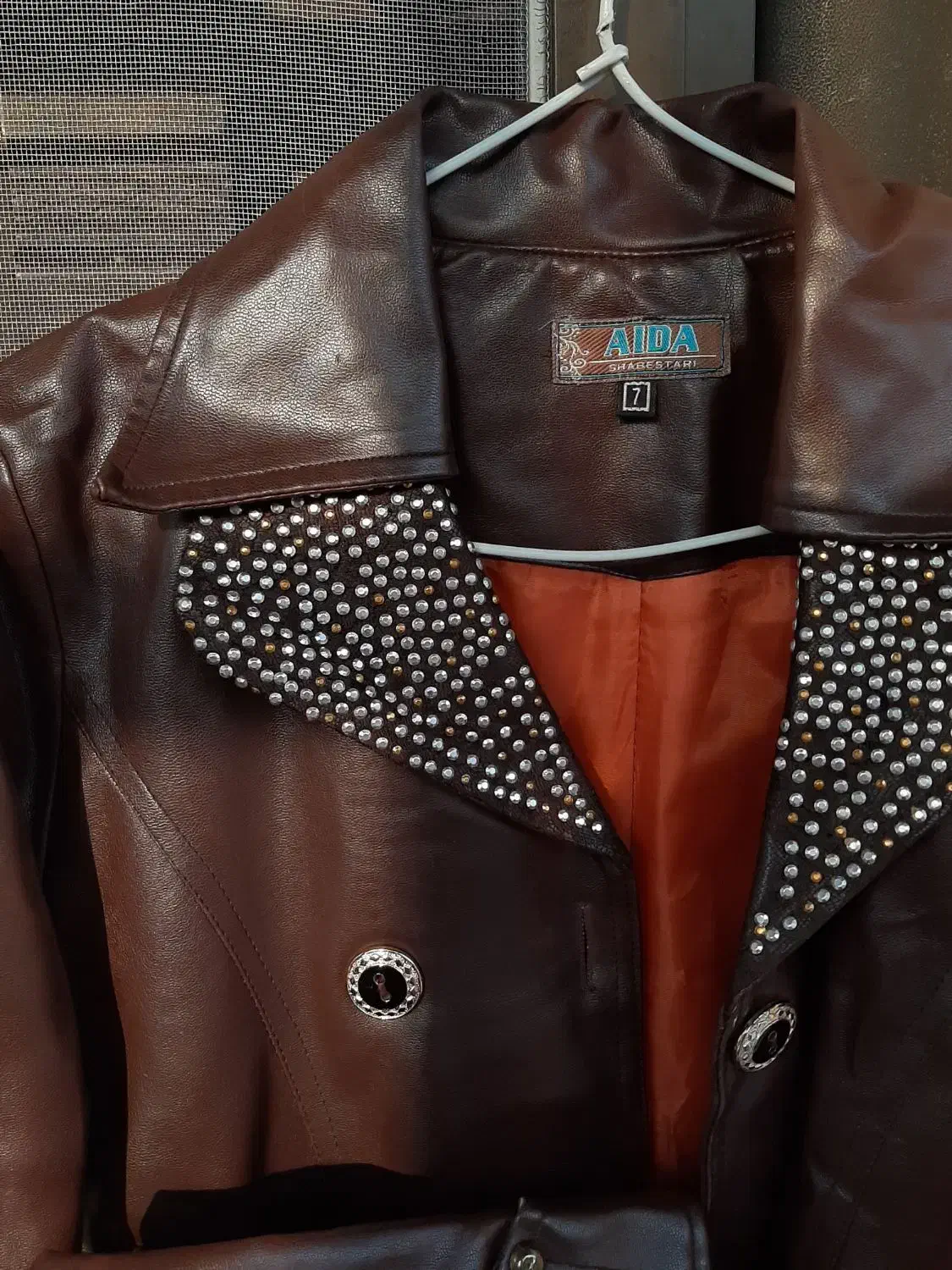 کت چرم و لی|لباس|بندر انزلی, کلیور|دیوار