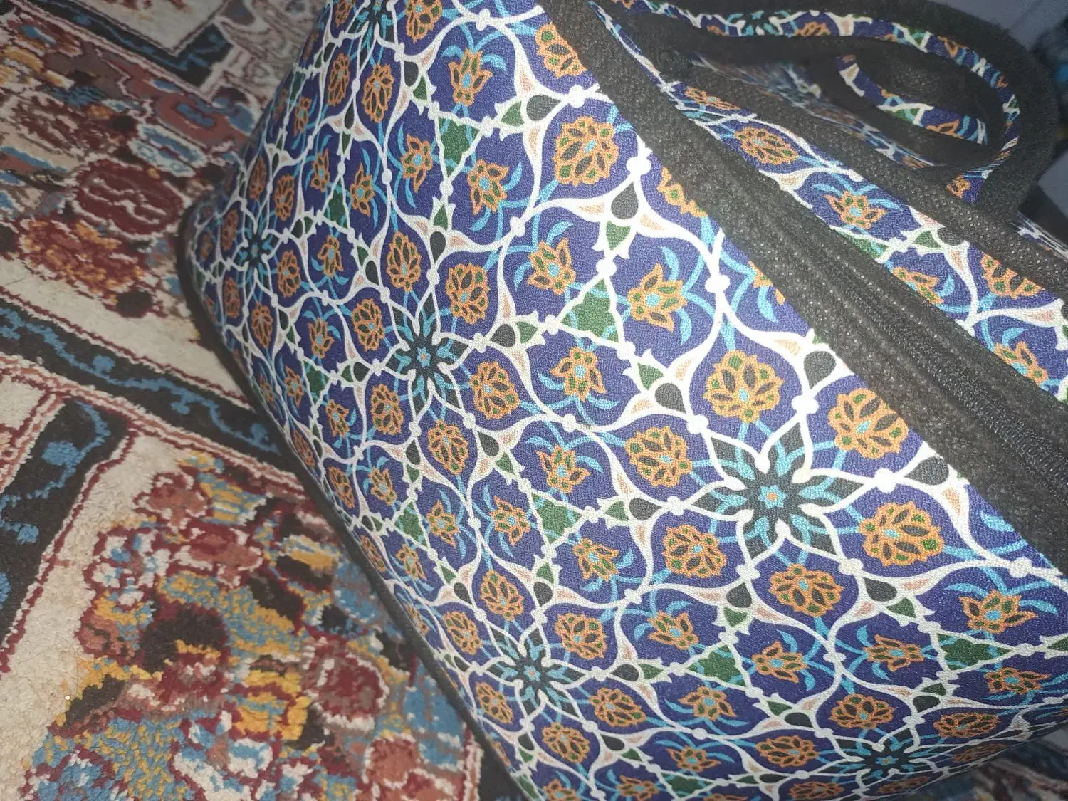 ساک لباس گم شده|اشیا|مسجد سلیمان, |دیوار