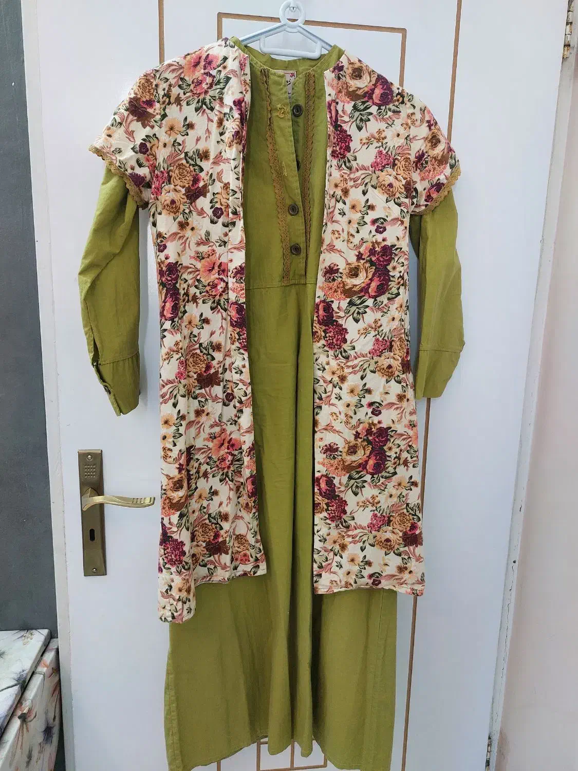 لباس|لباس|مشهد, هدایت|دیوار