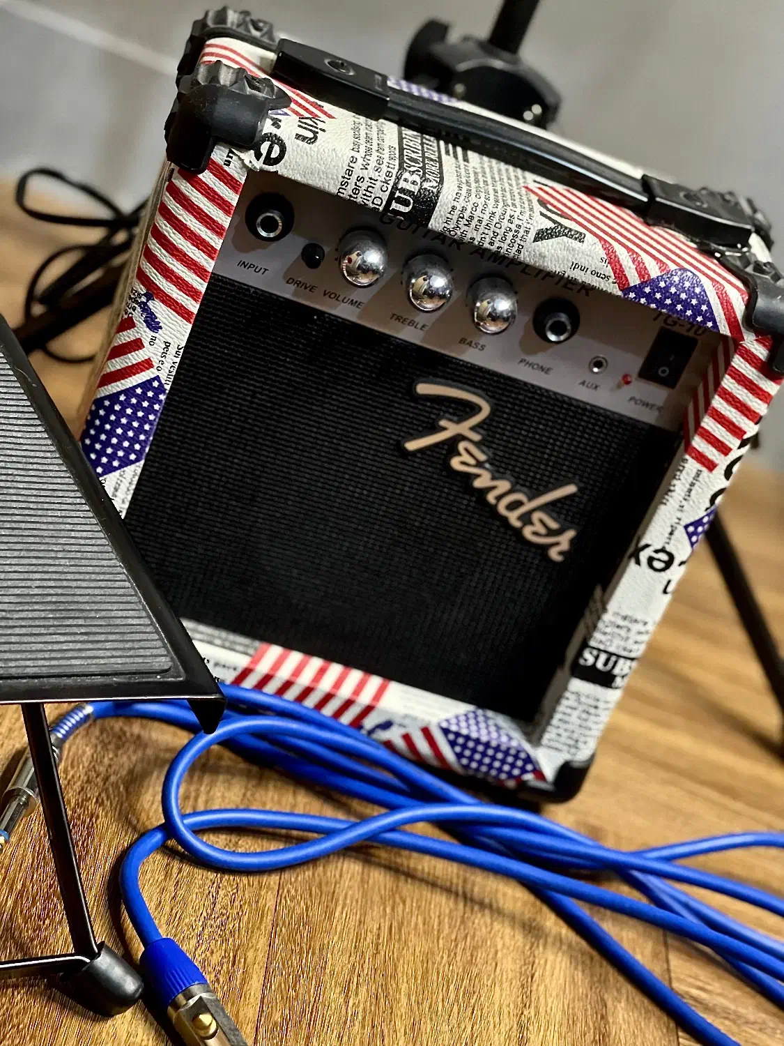 آمپلیفایرFender 10Wبه همراه لوازم دیگر|گیتار، بیس، امپلیفایر|هشتگرد, فاز ۱ مهستان|دیوار