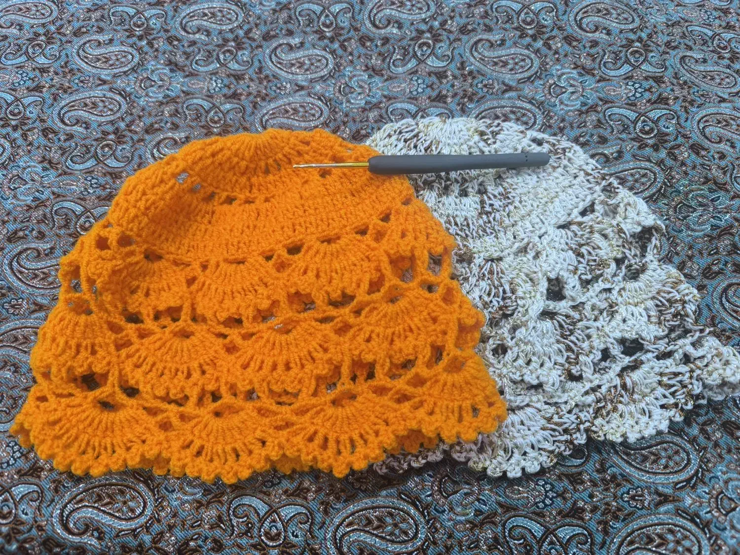 کلاه لئونی|لباس|شیراز, جانبازان|دیوار