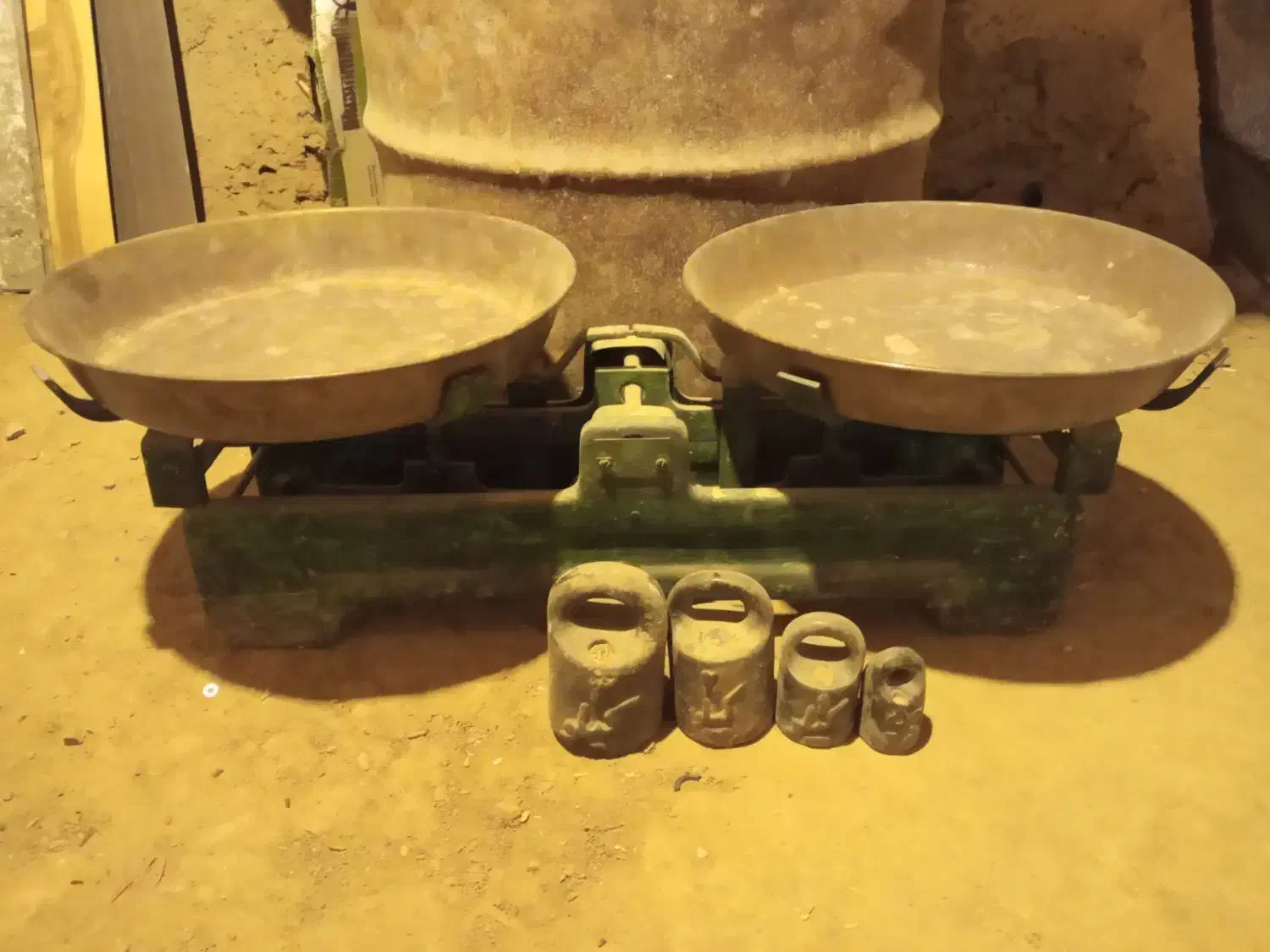 ترازو قدیمی صفحه بزرگ باسنگ ها|کلکسیون اشیاء عتیقه|سبزوار, باهنر|دیوار